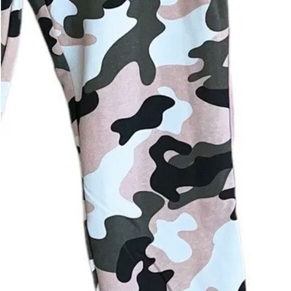 Guess Oaks Logo Tape Jogger Pant in Pink
Camouflage - Picture 4 of 8